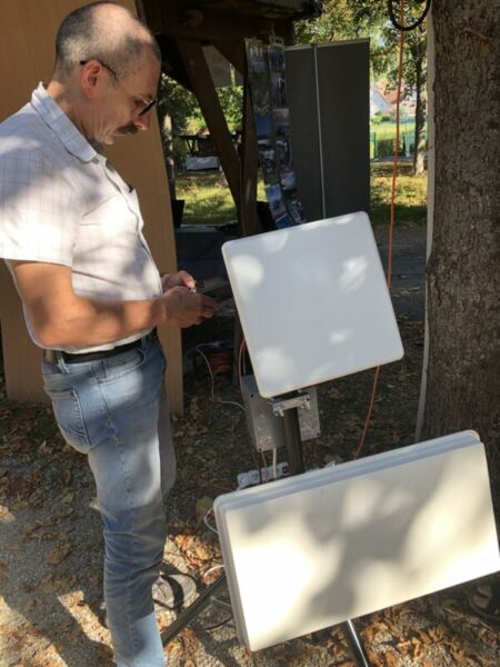 2.4GHz TX antenna on top and a refurbished ASTRA type satellite dish at the bottom for RX.